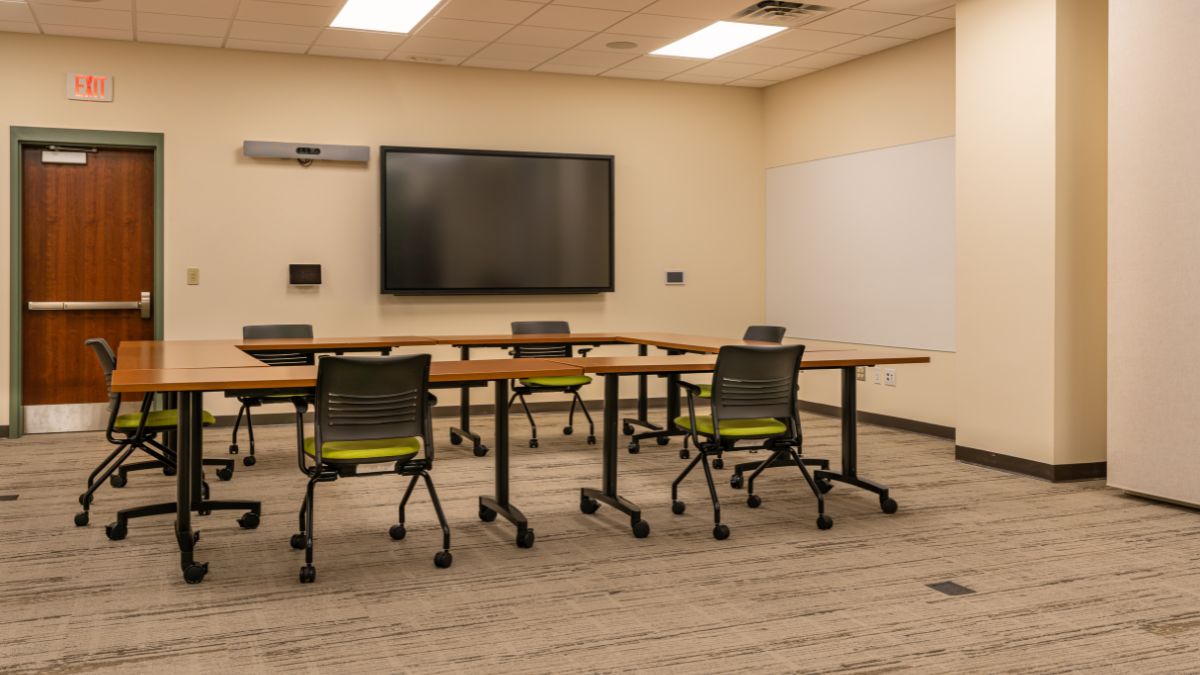 All About Huddle Room AV Solutions for Small Meetings