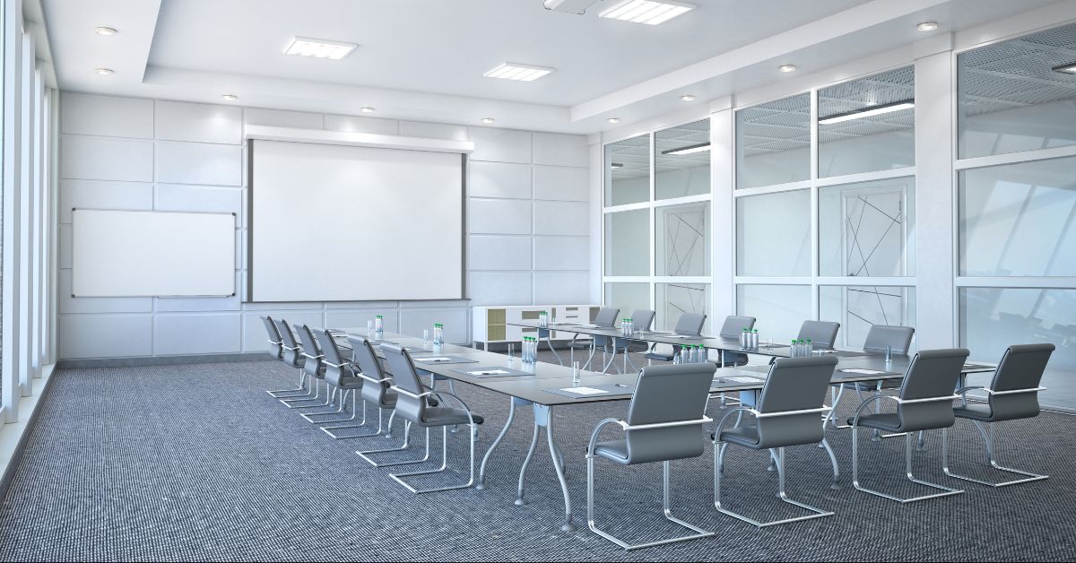 Comparing Traditional Meeting Rooms and Modern Hybrid Spaces
